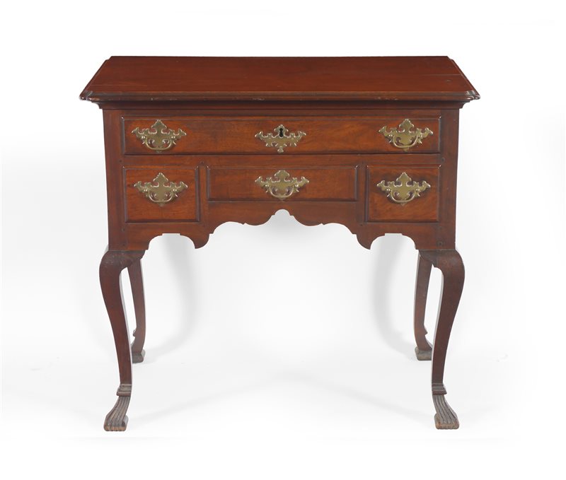 Queen Anne dressing table, Philadelphia, circa 1725-40