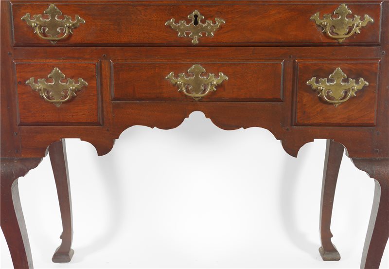 Queen Anne dressing table, Philadelphia, circa 1725-40