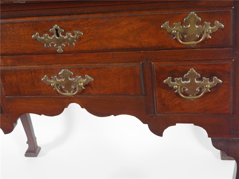 Queen Anne dressing table, Philadelphia, circa 1725-40